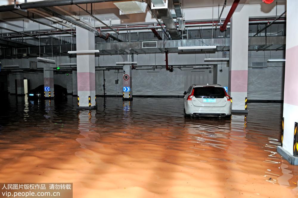 7月30日，被洪水淹沒的地下車庫。
