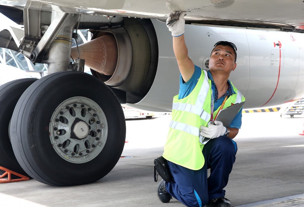 7月31日，維修工程師宋波在上海浦東國際機場對進場飛機進行例行維護。
