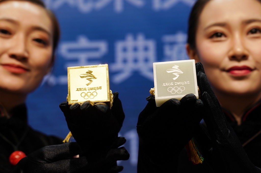 7月31日，工作人員展示北京2022冬奧徽寶典藏版（右）、珍藏版。新華社記者 鞠煥宗攝