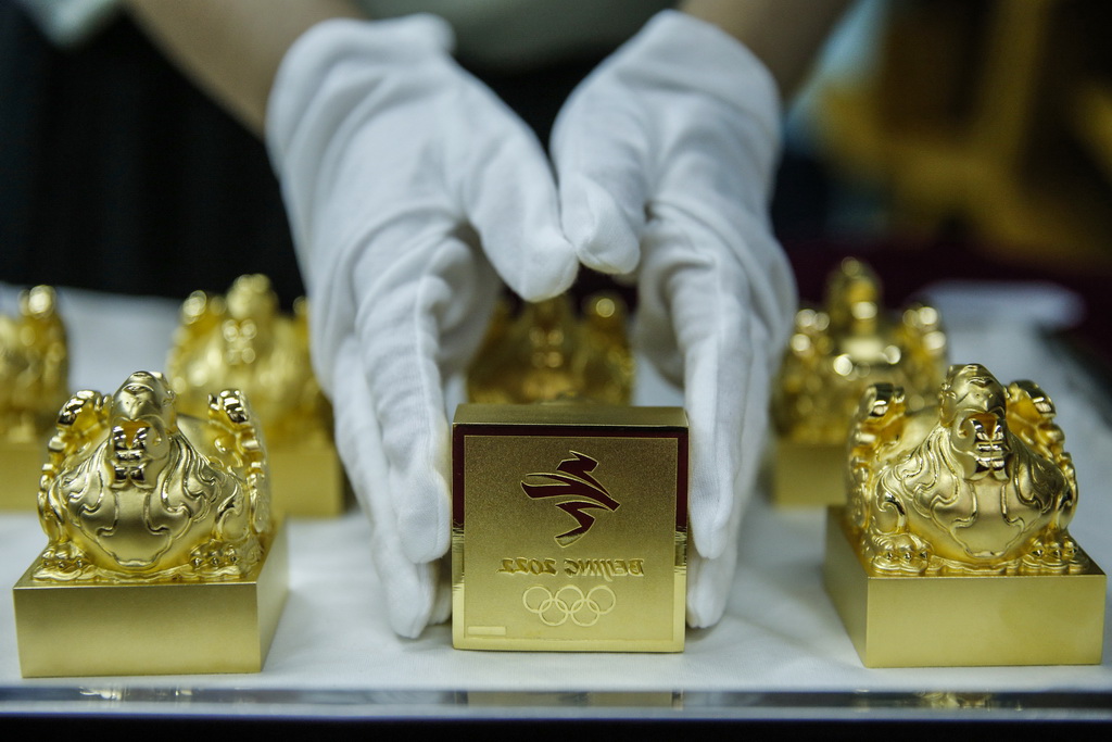 工作人員展示北京冬奧徽寶珍藏版（7月29日攝）。新華社記者 張玉薇攝