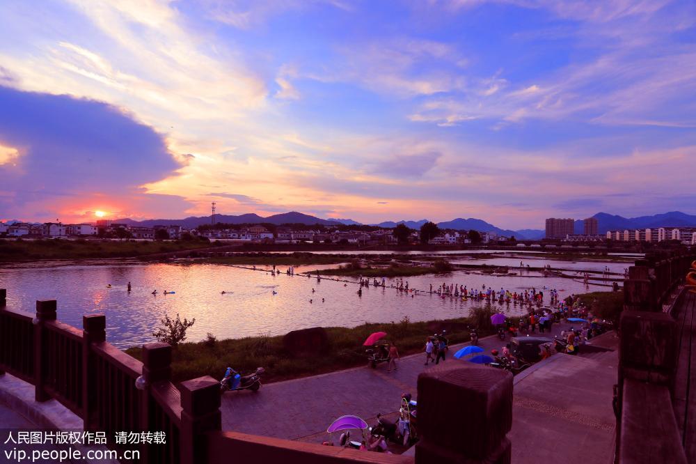 2019年7月31日，傍晚時分，安徽省黃山天空出現了絢麗燦爛的晚霞，美輪美奐，光彩奪目。