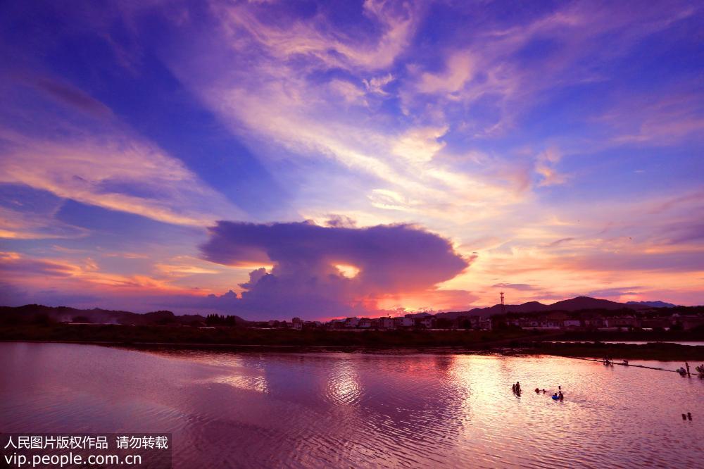 2019年7月31日，傍晚時分，安徽省黃山天空出現了絢麗燦爛的晚霞，美輪美奐，光彩奪目。