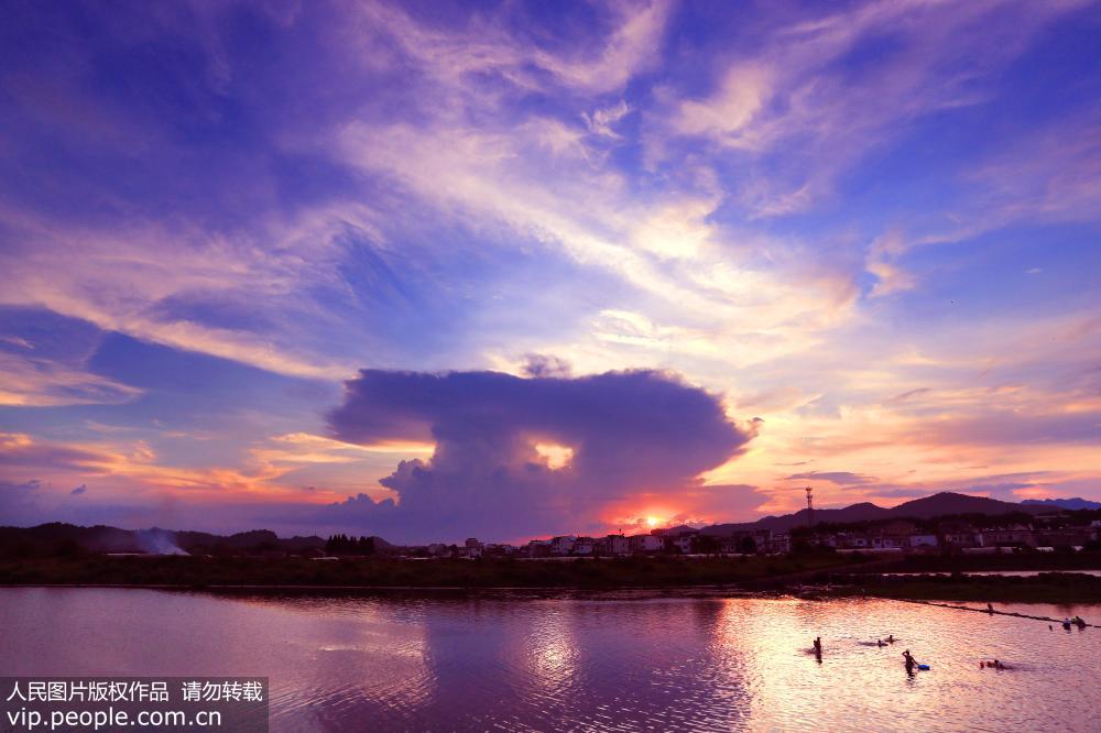 2019年7月31日，傍晚時分，安徽省黃山天空出現了絢麗燦爛的晚霞，美輪美奐，光彩奪目。