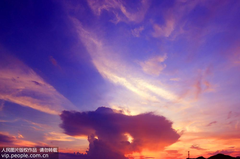 2019年7月31日，傍晚時分，安徽省黃山天空出現了絢麗燦爛的晚霞，美輪美奐，光彩奪目。