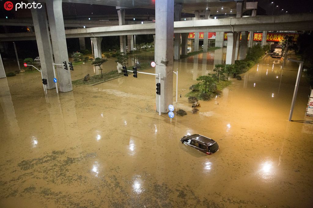 鄭州：暴雨過后汽車被淹沒僅露車頂 市民蹚齊腰深水前行【5】