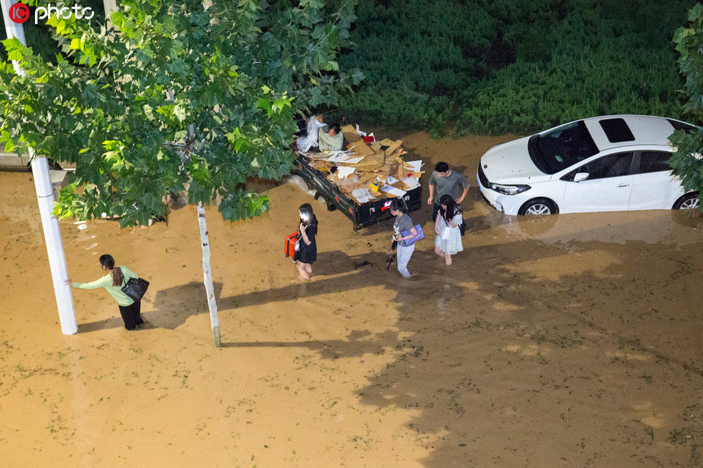 鄭州：暴雨過后汽車被淹沒僅露車頂 市民蹚齊腰深水前行【4】