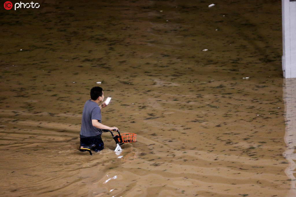 鄭州：暴雨過后汽車被淹沒僅露車頂 市民蹚齊腰深水前行【2】