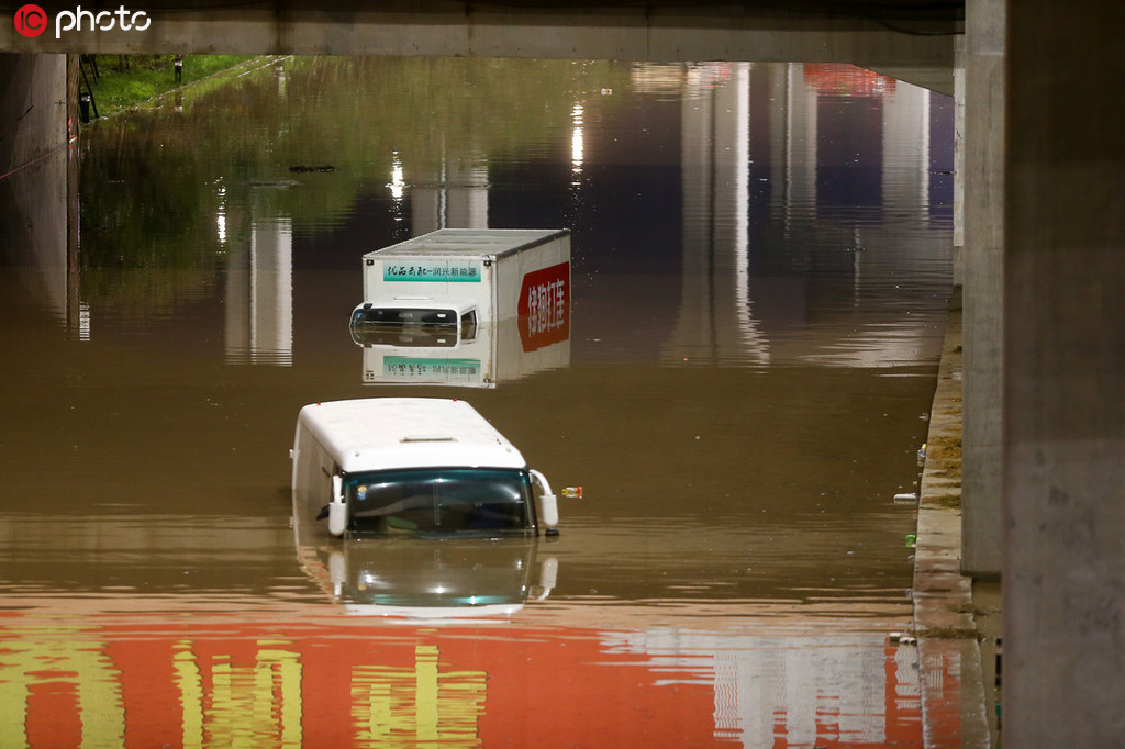 鄭州：暴雨過后汽車被淹沒僅露車頂 市民蹚齊腰深水前行