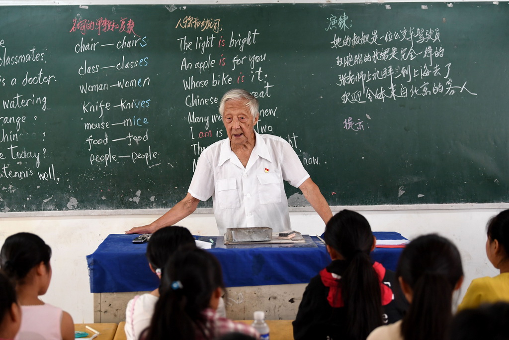 7月31日早晨，葉連平在“留守未成年人之家”教室裡上英語課。