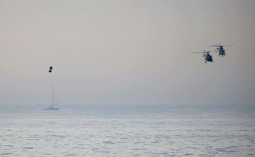 8月4日，法國“飛人”扎帕塔駕駛自己發明的飛行器飛越英吉利海峽。