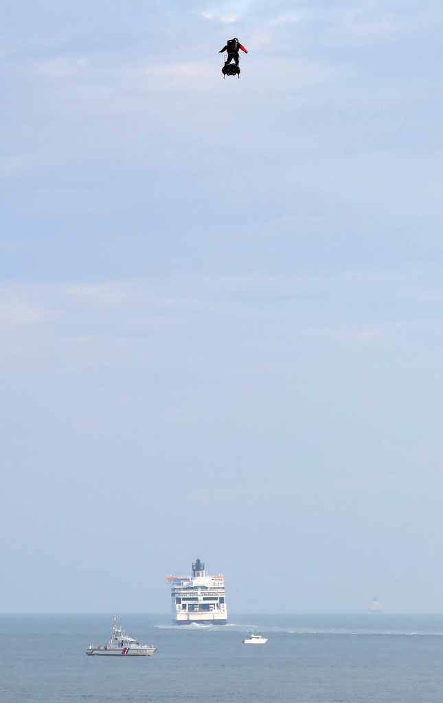 8月4日，法國“飛人”扎帕塔駕駛自己發明的飛行器飛越英吉利海峽。