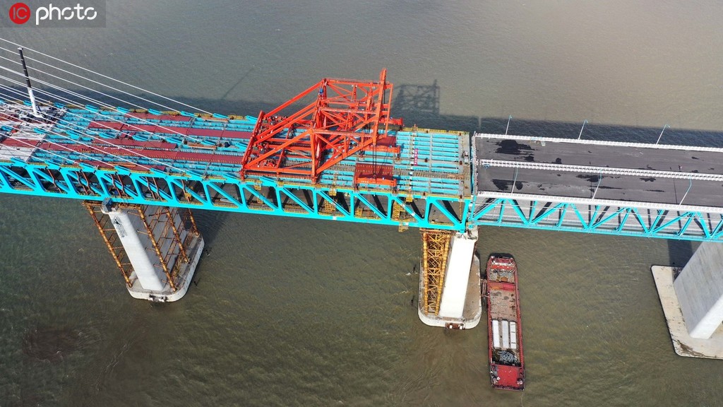 8月5日凌晨1时许，沪通长江大桥主航道桥首个边跨钢梁完成合龙施工。