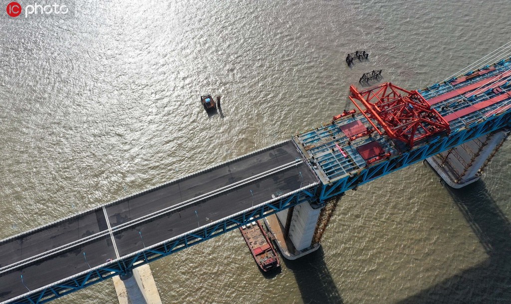 8月5日凌晨1時許，滬通長江大橋主航道橋首個邊跨鋼梁完成合龍施工。