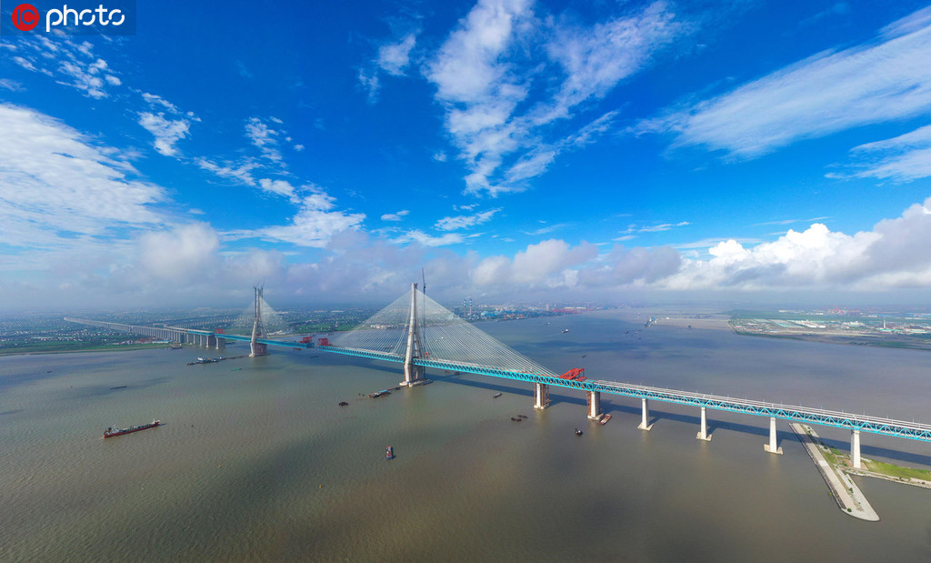 8月5日凌晨1時許，滬通長江大橋主航道橋首個邊跨鋼梁完成合龍施工。