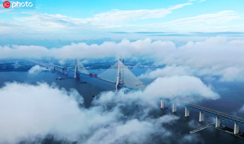 8月5日早晨，无人机拍摄的沪通长江大桥南通段在云雾之中若隐若现，宛如仙境。