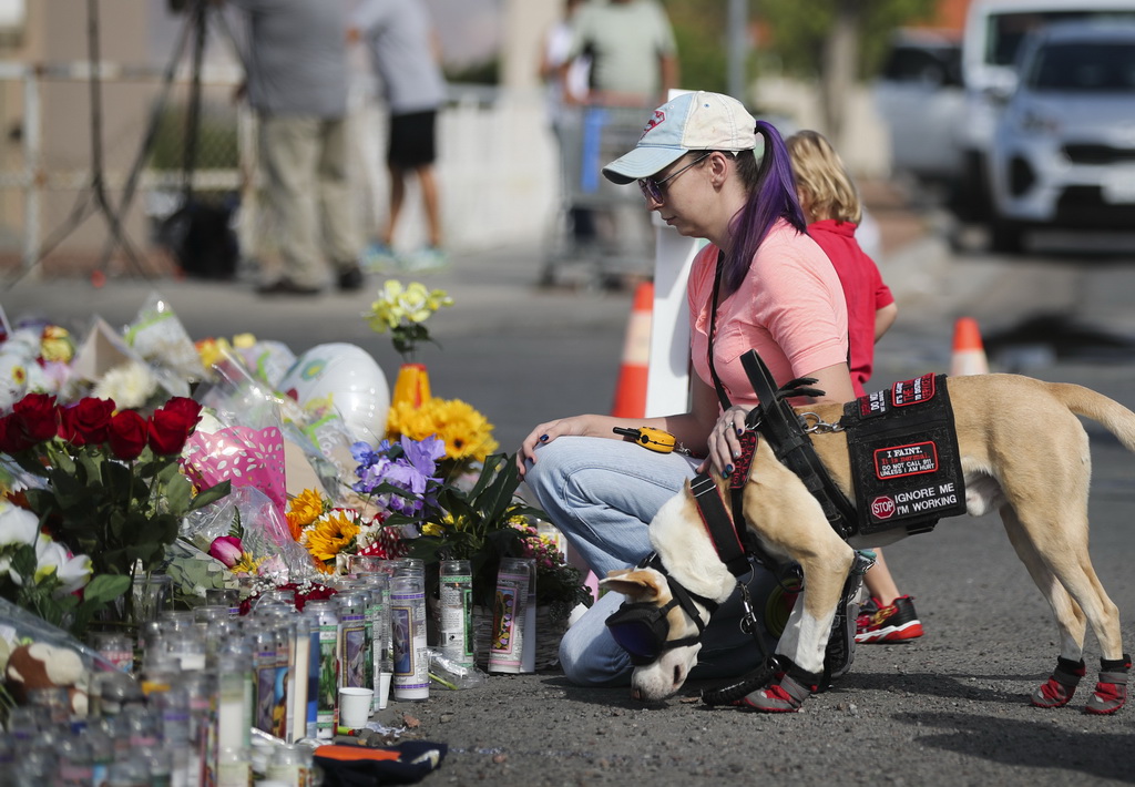 8月5日，在美國得克薩斯州埃爾帕索市，人們在槍擊案發生地沃爾瑪超市外紀念逝者。