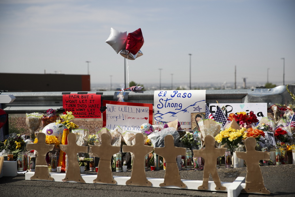 8月5日，在美國得克薩斯州埃爾帕索市，紀念物品擺放在槍擊案發生地沃爾瑪超市外。