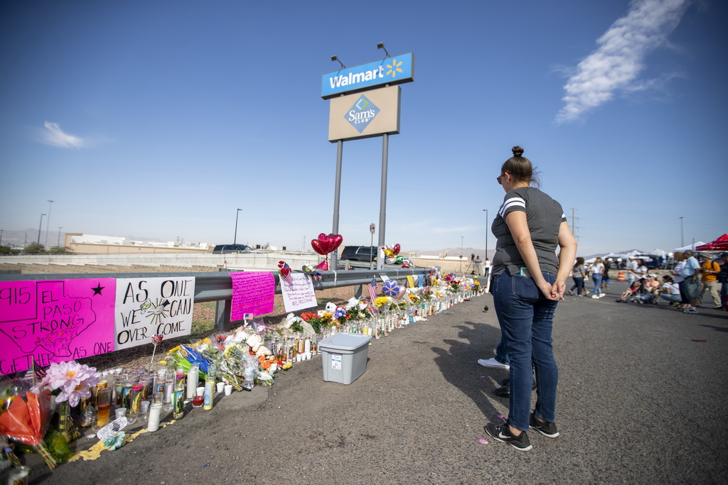 8月5日，在美國得克薩斯州埃爾帕索市，人們在槍擊案發生地沃爾瑪超市外紀念逝者。