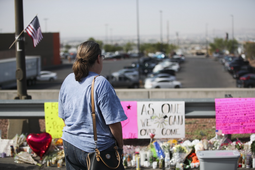 8月5日，在美國得克薩斯州埃爾帕索市，一名女子在槍擊案發生地沃爾瑪超市外紀念逝者。