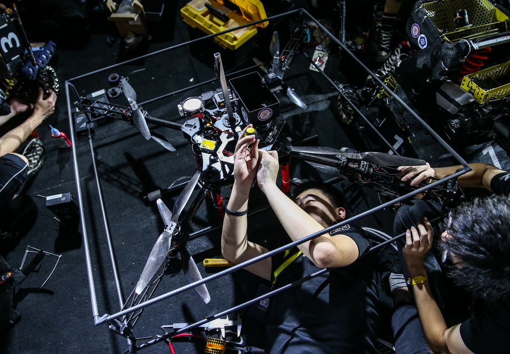 8月6日，選手在比賽准備區調試機器人