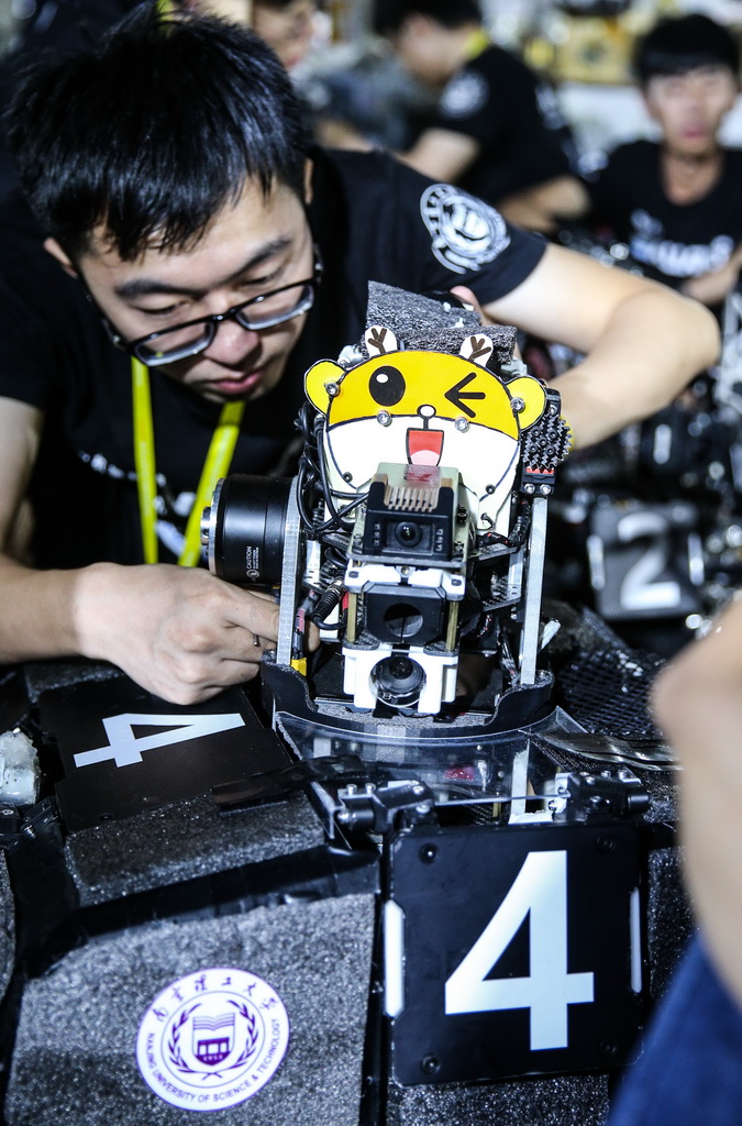 8月6日，選手在比賽准備區調試機器人。