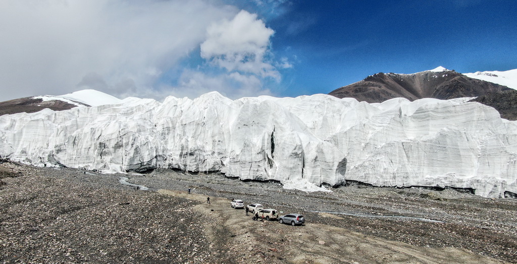 拉布拉冰川末端全景（8月4日無人機拍攝）。