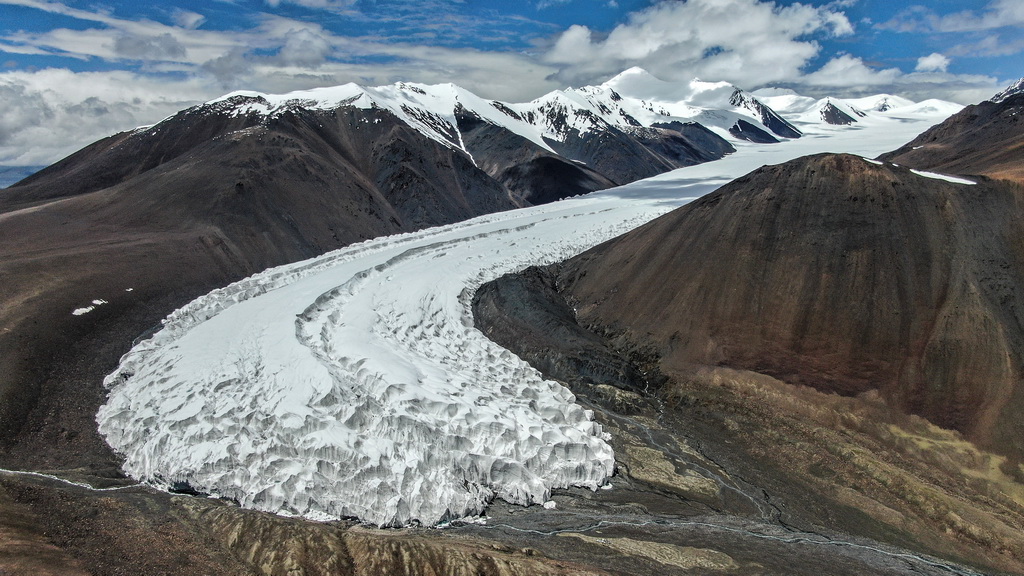 拉布拉冰川全景（8月4日無人機拍攝）。