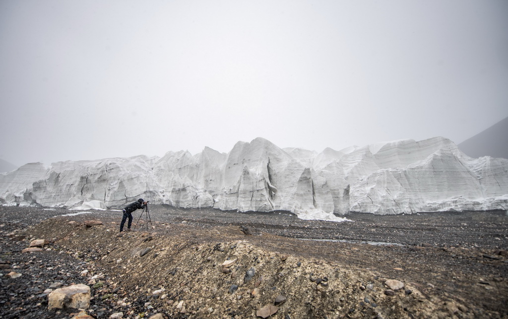 一名攝影愛好者在拍攝拉布拉冰川（8月4日攝）。