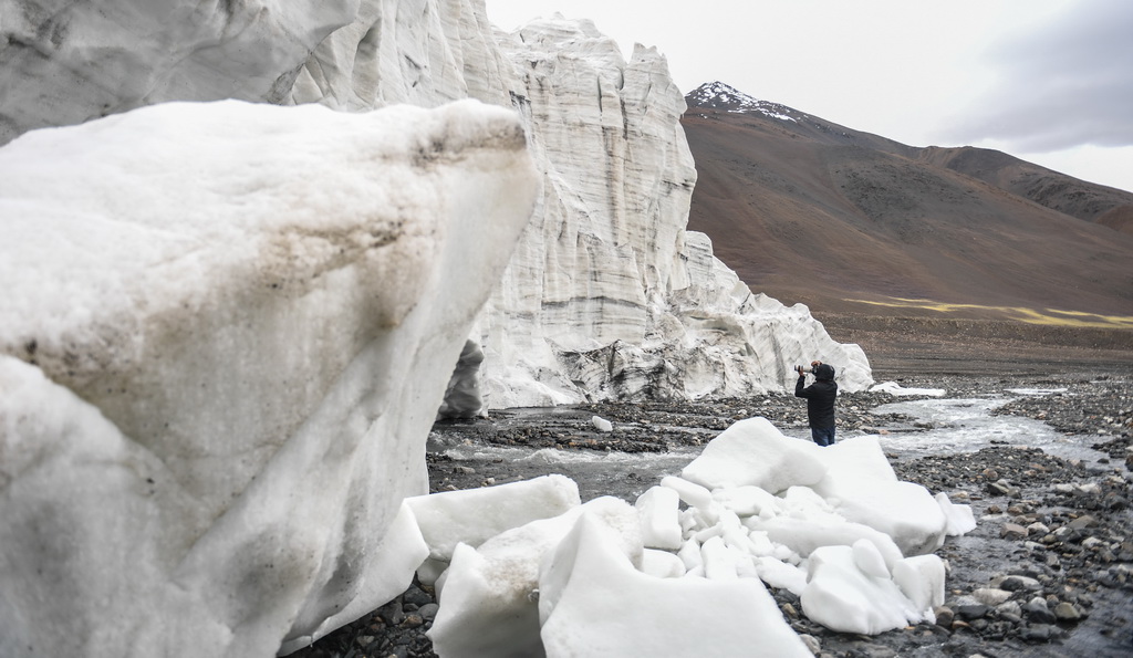 一名攝影愛好者在近距離拍攝拉布拉冰川（8月4日攝）。