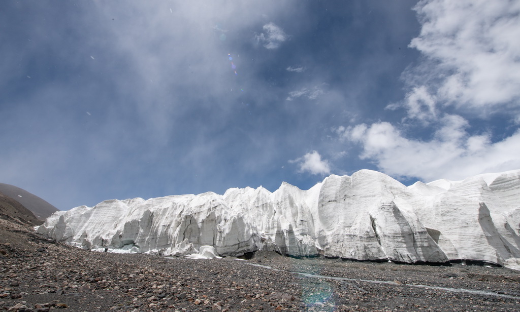 拉布拉冰川末端全景（8月4日攝）。