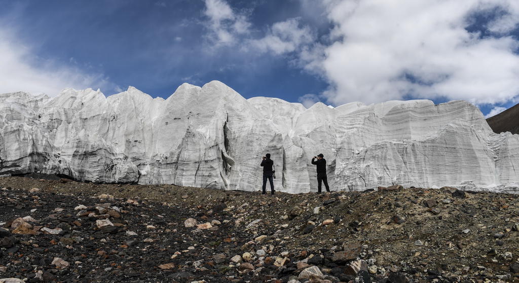 兩名攝影愛好者在拍攝拉布拉冰川（8月4日攝）