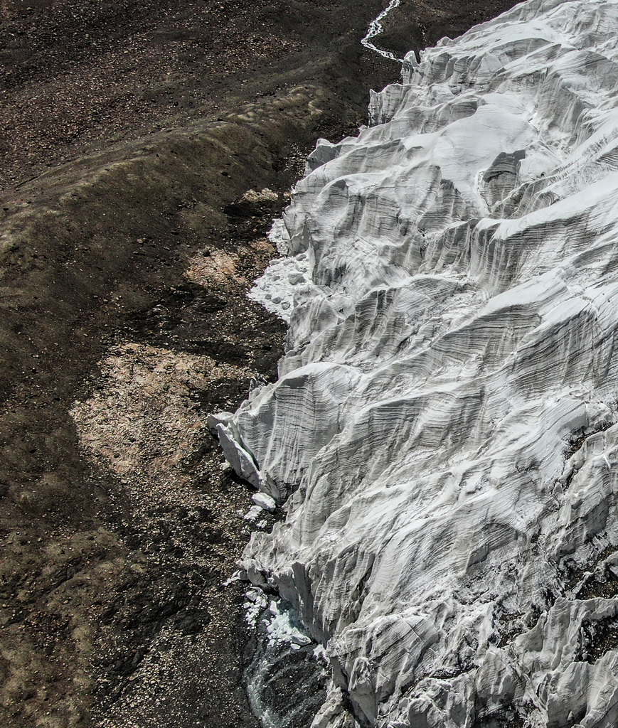 拉布拉冰川末端（8月4日無人機拍攝）。