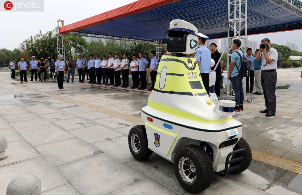 2019年8月7日，在河北省邯郸东站站前广场拍摄的“道路巡逻机器人交警”。
