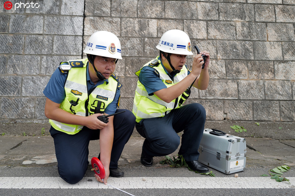 圖為路政人員現場進行勘察。