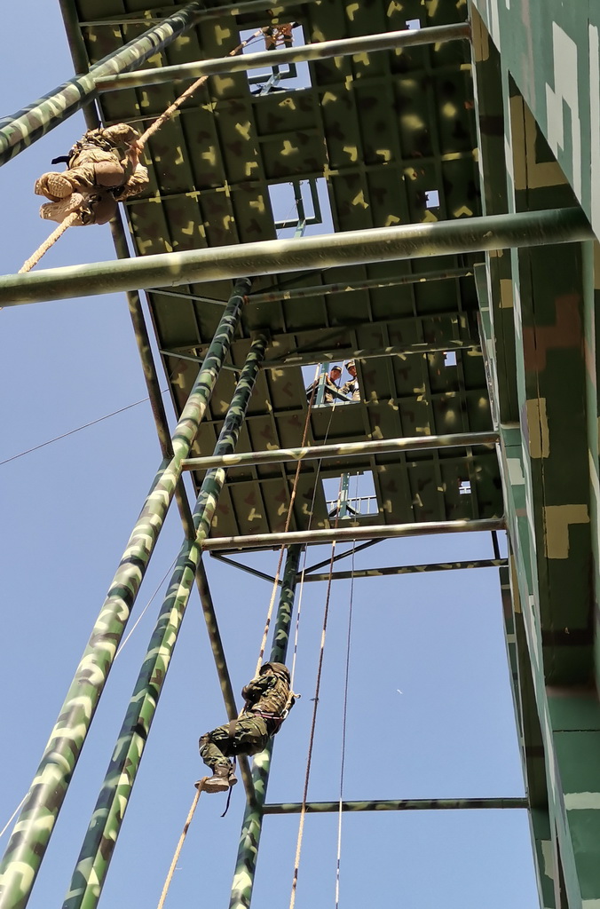 8月7日，中吉雙方參演官兵進行18米抓繩上對抗訓練。