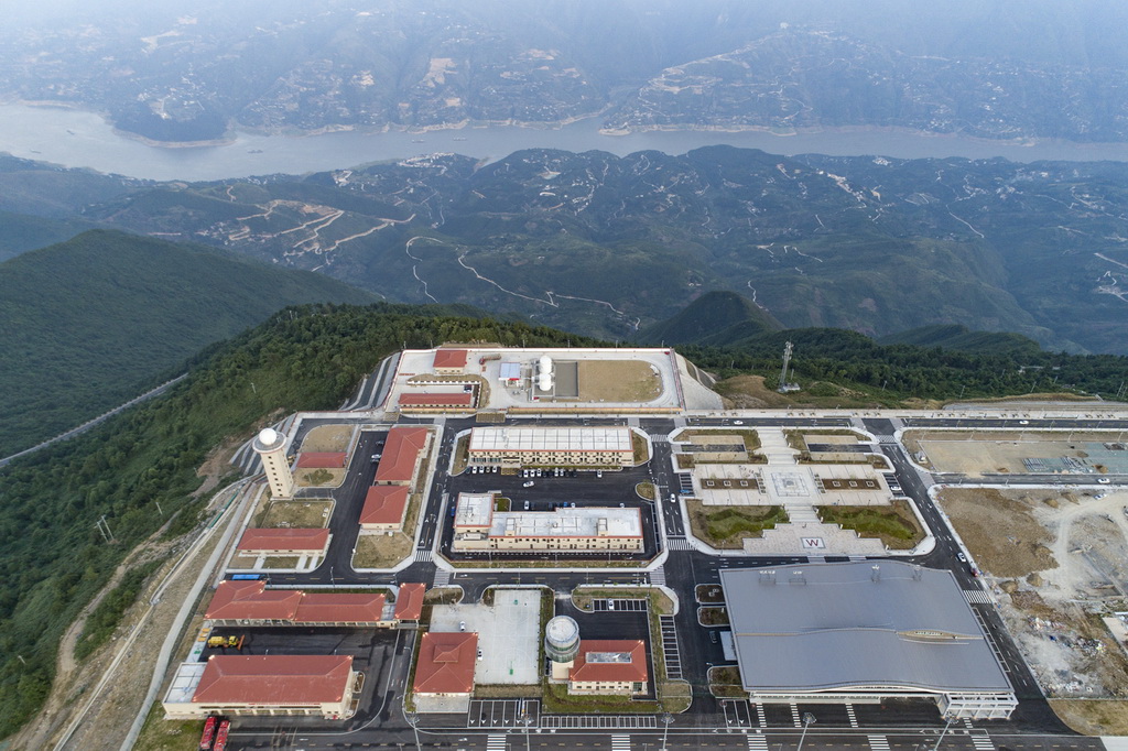 建於群山之巔的重慶巫山機場（7月15日無人機拍攝）。