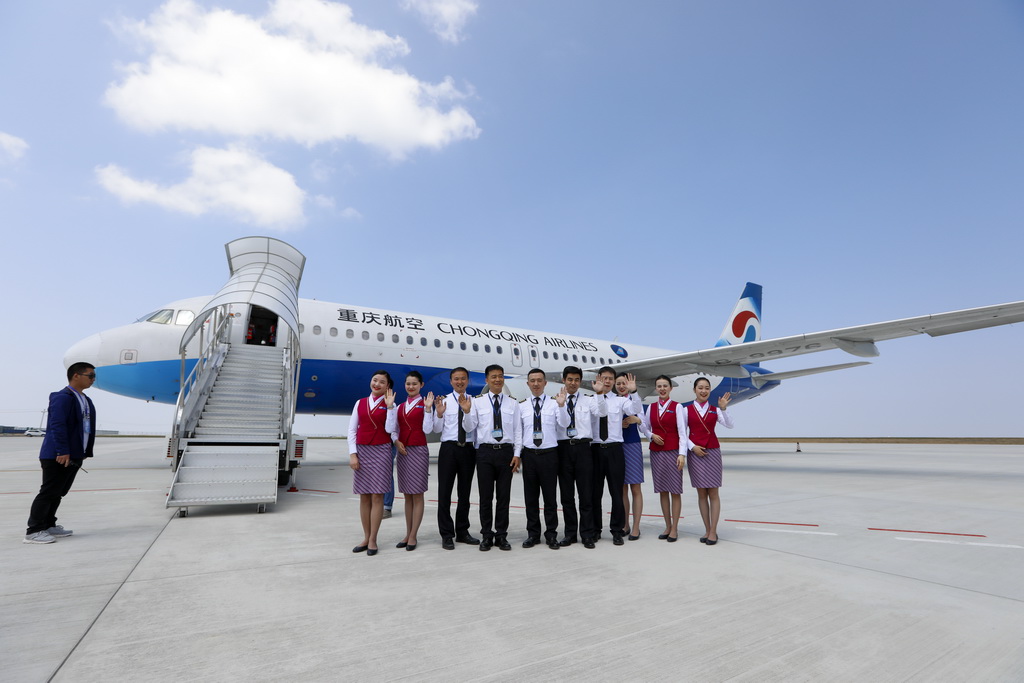 在重慶巫山機場停機坪，重慶航空公司的試飛機組成員在試飛成功后同客機合影（4月18日攝）。