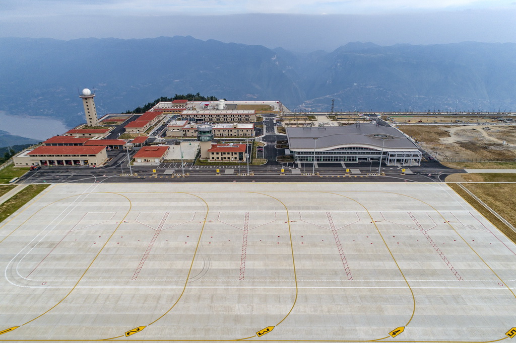建於群山之巔的重慶巫山機場（7月15日無人機拍攝）。