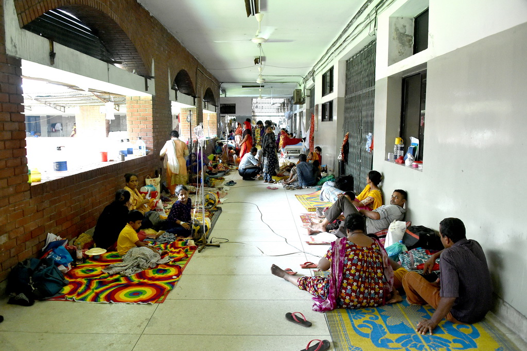 8月6日，孟加拉國首都達卡的一家醫院人滿為患，許多患者不得不在走廊上接受治療。