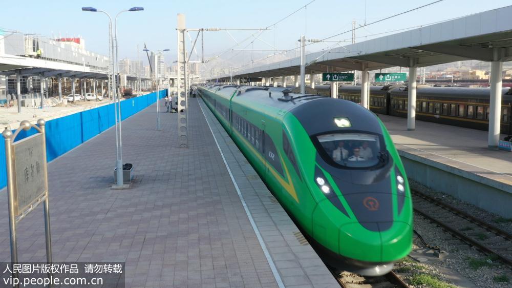 8月8日8時50分，在庫爾勒火車站，“復興號”動車組“綠巨人”列車始發前往烏魯木齊。