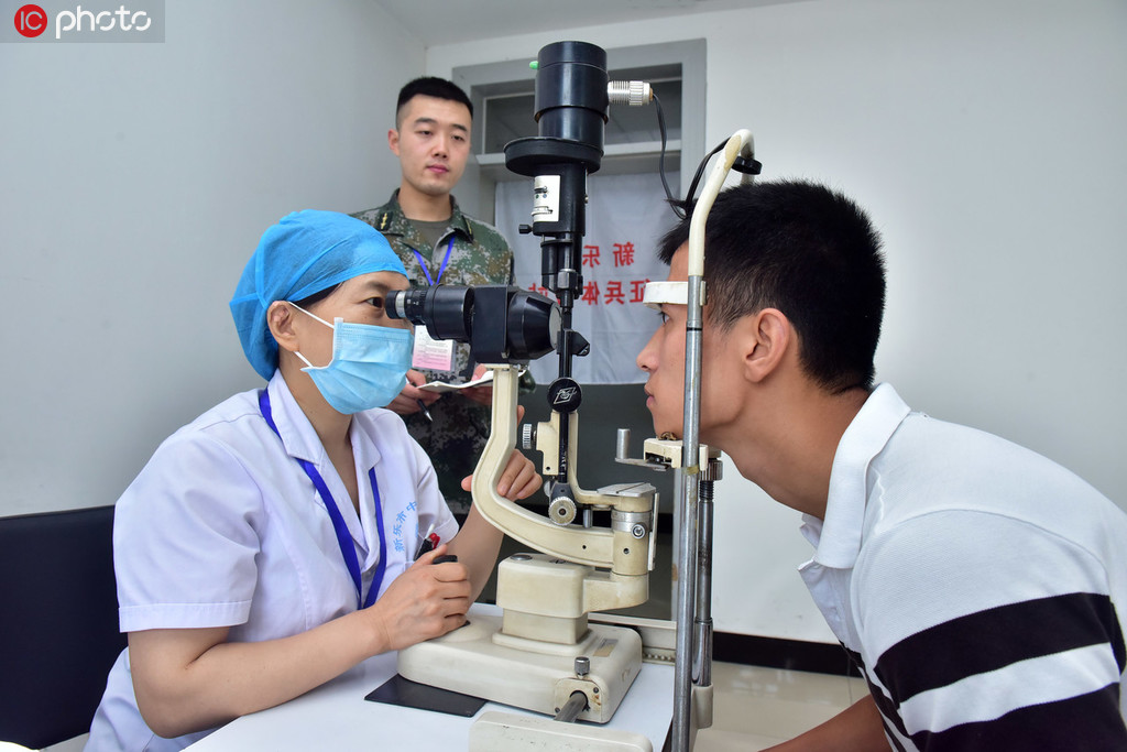 8月8日，河北石家庄新樂市應征青年正在該市中醫院參加體檢（眼部視力測試）。