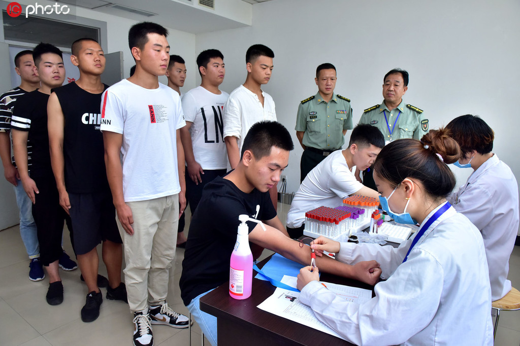 8月8日，河北石家庄新樂市應征青年正在該市中醫院參加體檢（抽血化驗）。