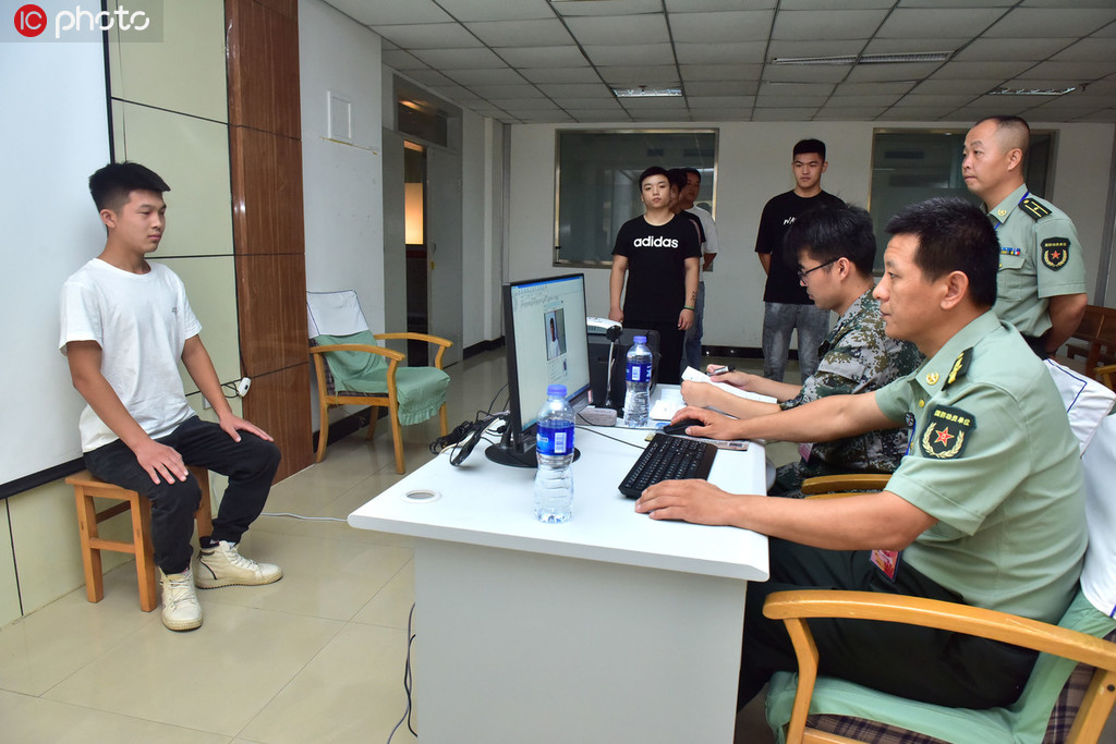 8月8日，河北石家庄新樂市應征青年正在體檢站錄入信息准備參加體檢。