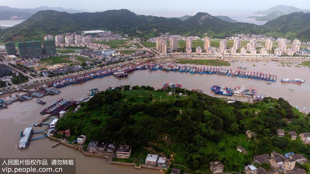 8月8日，浙江寧波象山縣石浦漁港裡停靠避風的漁船。
