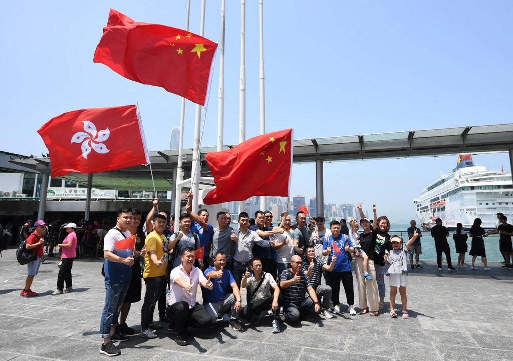 尖沙咀天星码头挥舞手中的中华人民共和国国旗和香港特别行政区区旗