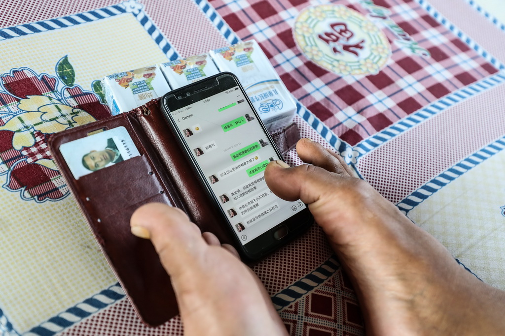 8月8日，王剛翻看與愛心人士的對話記錄。很多人通過網絡知道了王剛的故事，一些愛心人士用微信聯系他，希望能幫助這個家庭。