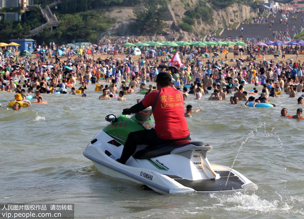 8月3日，江蘇省連雲港市連島海濱浴場，移動瞭望船上的救生員每天都在海面上巡視，必須緊盯人群中每一位游客。