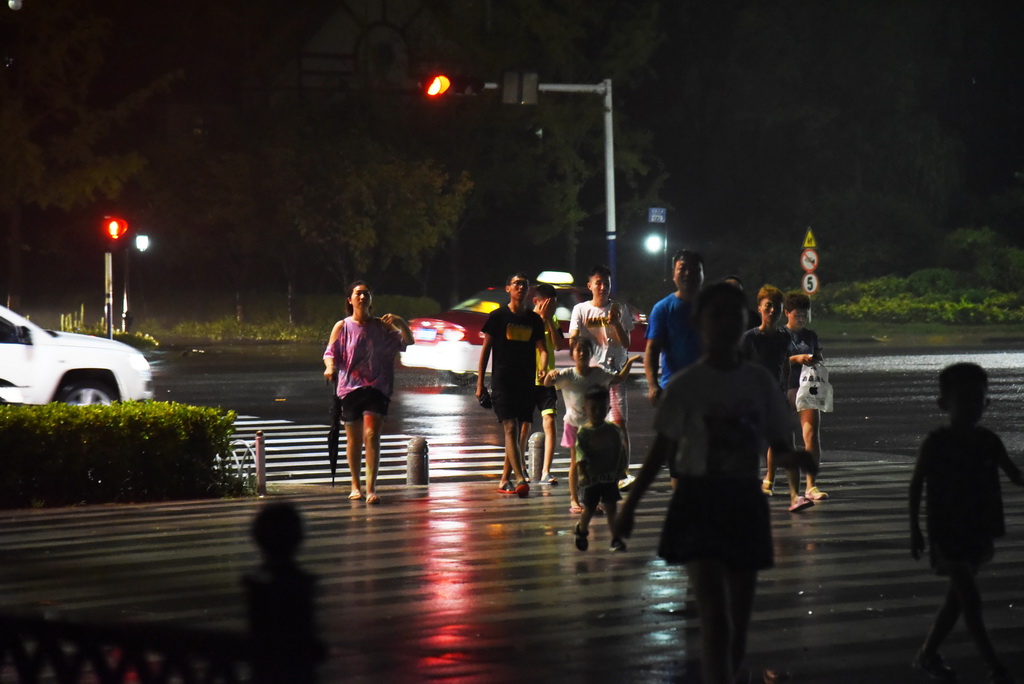 8月11日晚，市民在青島市黃島區的海邊漫步。新華社記者 王凱 攝