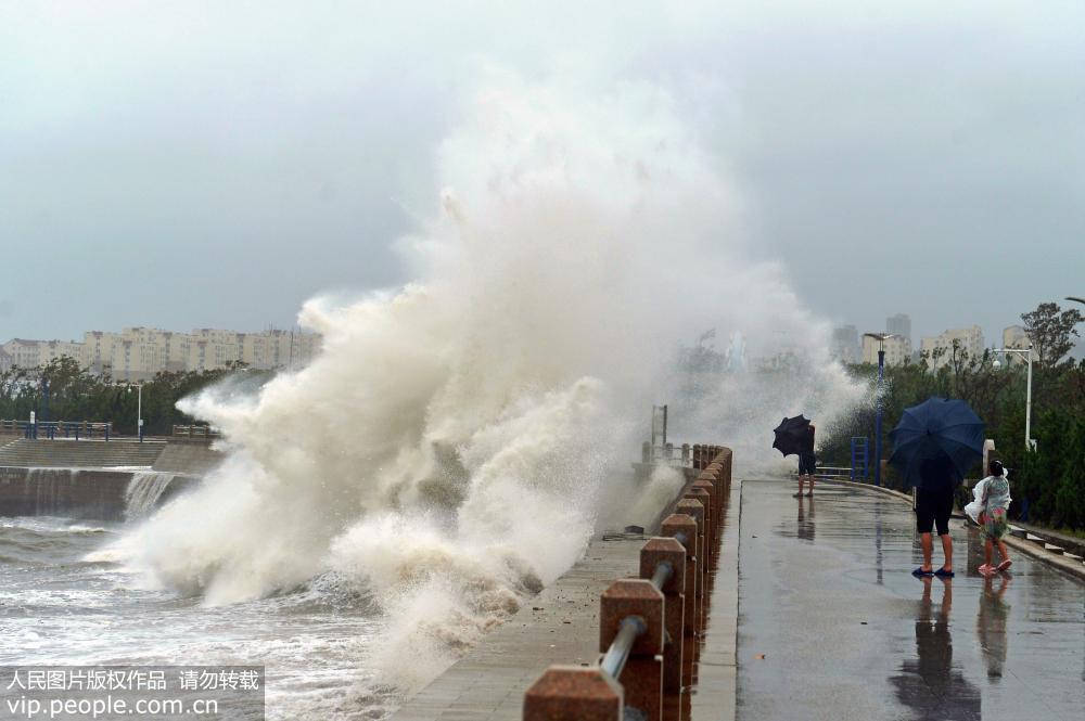 台風過境青島 沿海巨浪滔天全線封閉