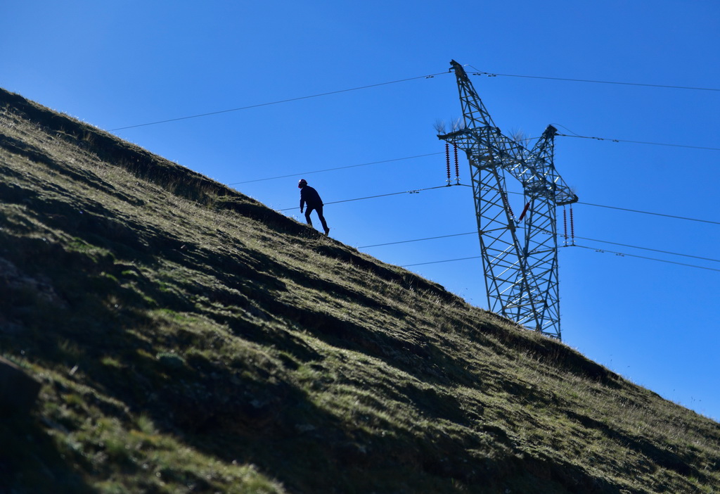 8��10�գ����ຣʡ���������������ζ��ؼӼ��������ڵ�һ������4400���׵ĵ������蹤�أ������������繫˾������Ա�޾������������鿴���ơ�